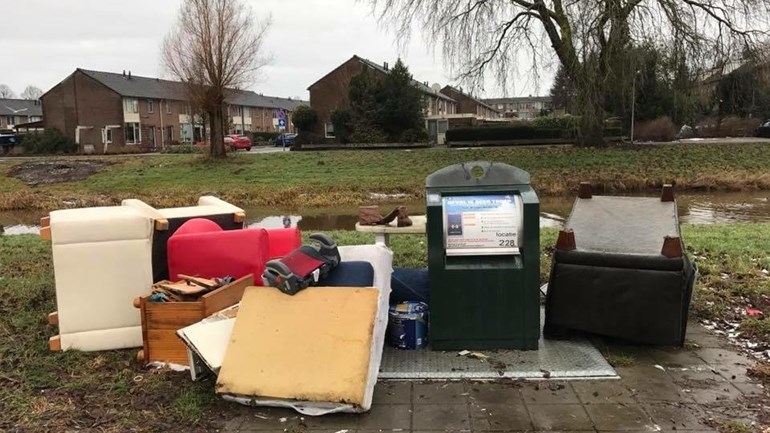 Grofvuil-bij-de-afvalcontainers